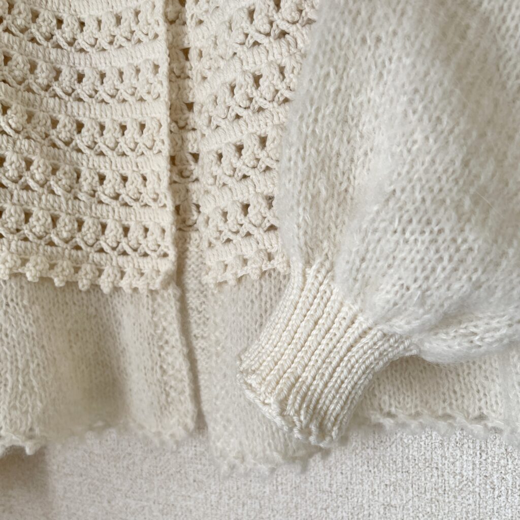 かぎ針編みと棒針編みのコラボ、モヘアのふんわり袖のカーデが編めまし